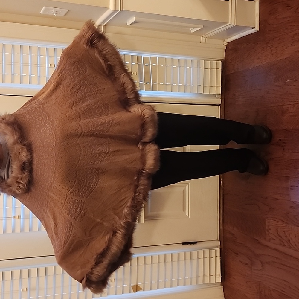 Ladies faux fur cape - Picture 5 of 8